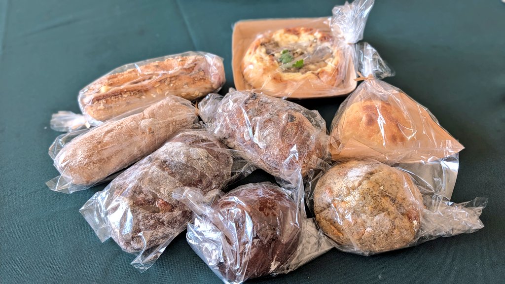 otoutama1954's tweet photo. 月に２回の古河（野木）散歩。
いつもは昭月堂さんか美よしのさんにパン買いにウォーキングしてるのだが、今日は道中見つけた新しいお店に🎵
まさに路地裏にあるrojiという名の小さな素敵なパン屋さん♥
お客さん途絶えない‼️
一番人気のリュスティックアールグレイ他数個買ってきた🎵

#roji #古河 https://t.co/Fl9t8j0TyS