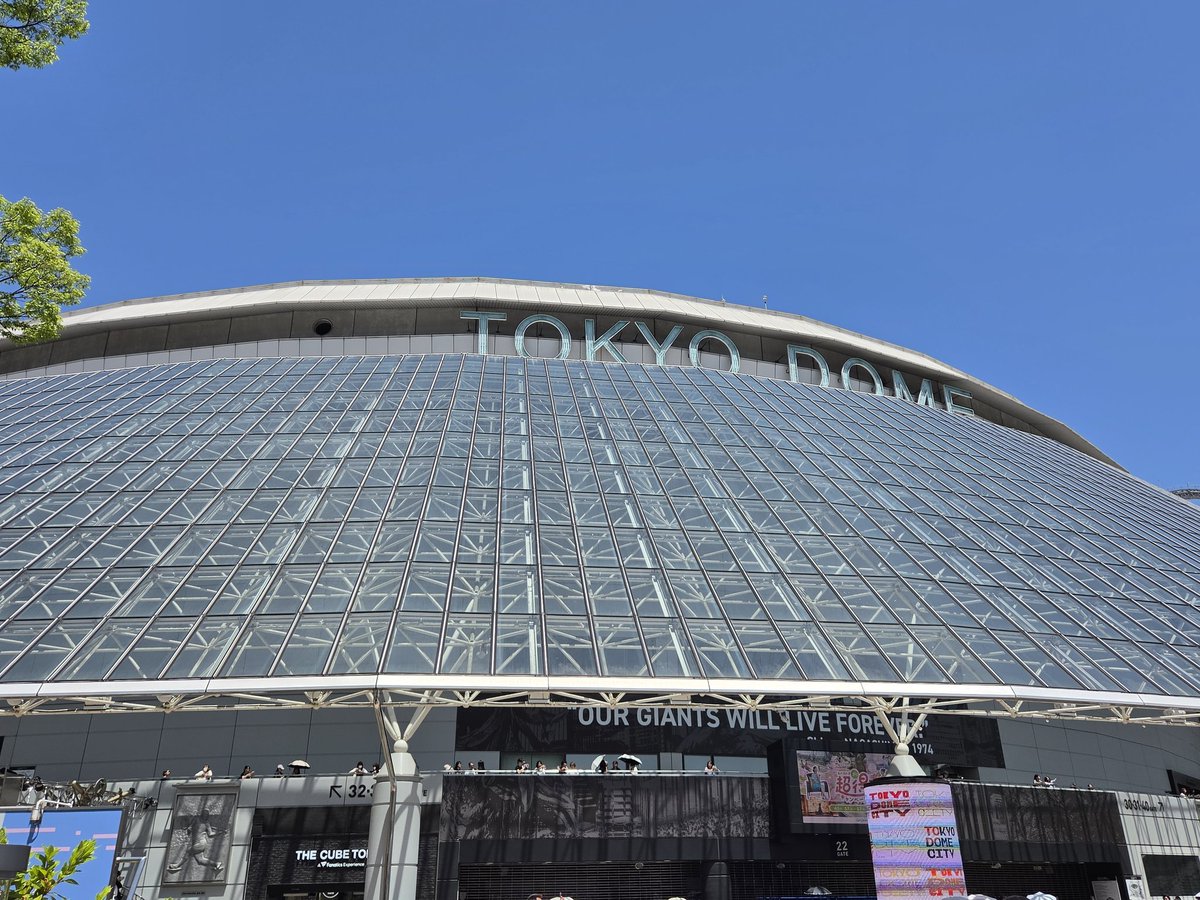 kokoa130's tweet photo. 東京ドーム　嵐　カプセルトイ
時間予約制なチケットだけど。
ドームを一周する勢いです、ヤバい、これ、どんどん後ろ倒しされるやつだ https://t.co/oJXPnMetQO