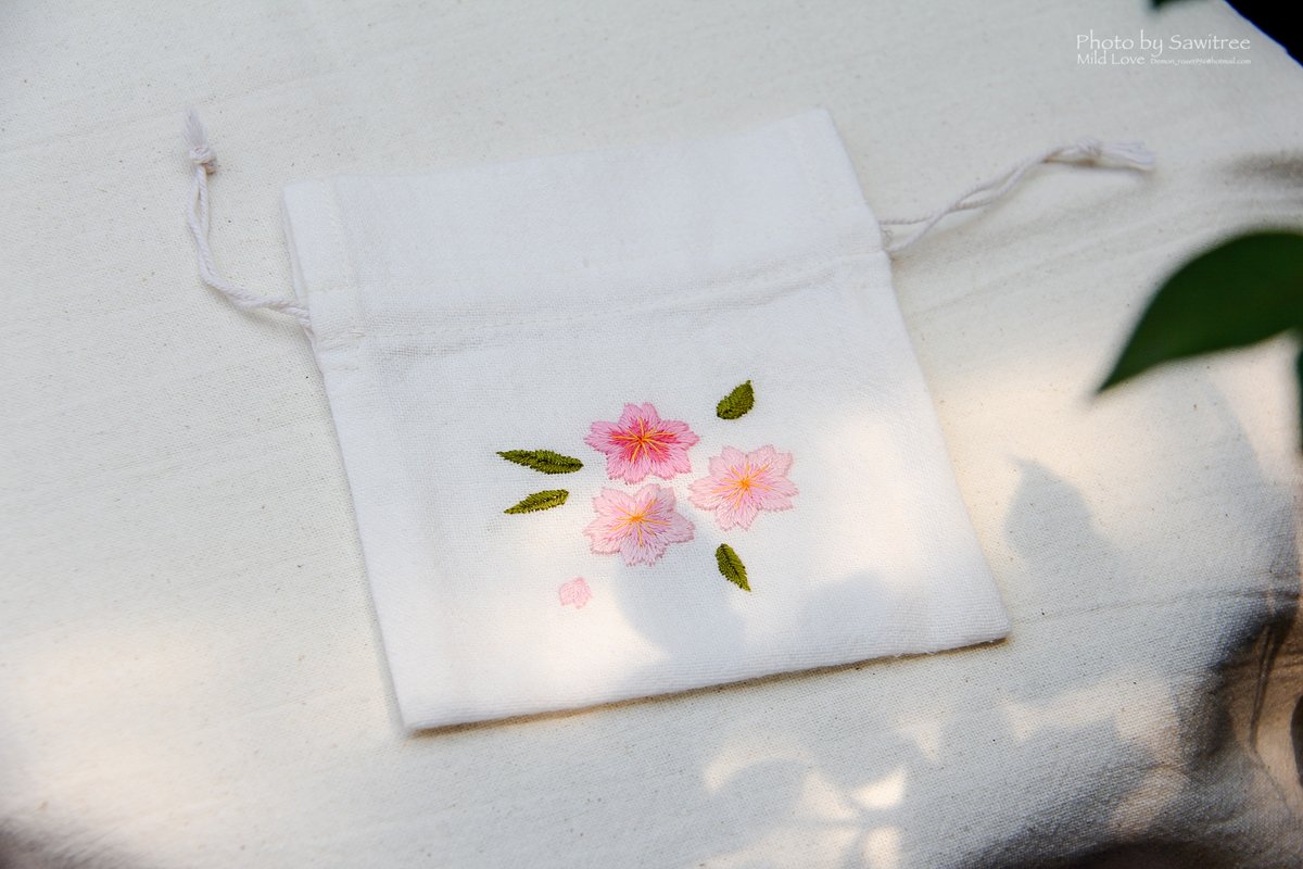 MildLoveS's tweet photo. Embroidery 🧵🪡🍀

มีใครสนใจถุงผ้าแบบหูรูดปักมือไหมคะ ตอนนี้มีอยู่ 2 ชิ้น 

ขนาด 13 x 15 cm. สีผ้าดิบ ราคา 250฿
ขนาด 18 x 20 cm. สีขาว ราคา 280฿

อย่างละ 1 ชิ้น สามารถออกแบบลายได้เอง ราคารวมส่งฟรีค่ะ  ✨

*ในภาพเป็นตัวอย่างขนาด 13 x 15 cm. กับลายที่เคยปัก https://t.co/k5woqTU6Wt