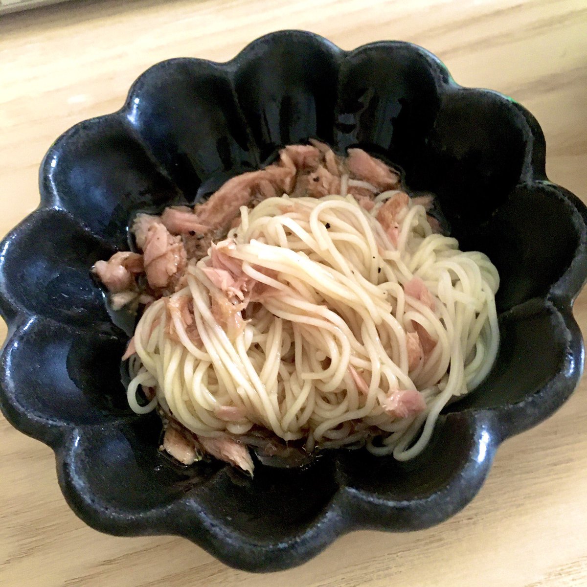 nekomacaron_'s tweet photo. 今年もこれやる季節がきた。
番組でカズレーザーたちが絶賛してたツナ缶素麺、材料混ぜるだけなのにめちゃくちゃ美味しい。
そうめん2束を茹でて冷やして、ツナ缶オイルごと1缶、醤油大1、オリーブオイル大1、黒胡椒少々と和えるだけ！
個人的には醤油をめんつゆに変更するのが好き🍜 https://t.co/K5XcJpZwrt