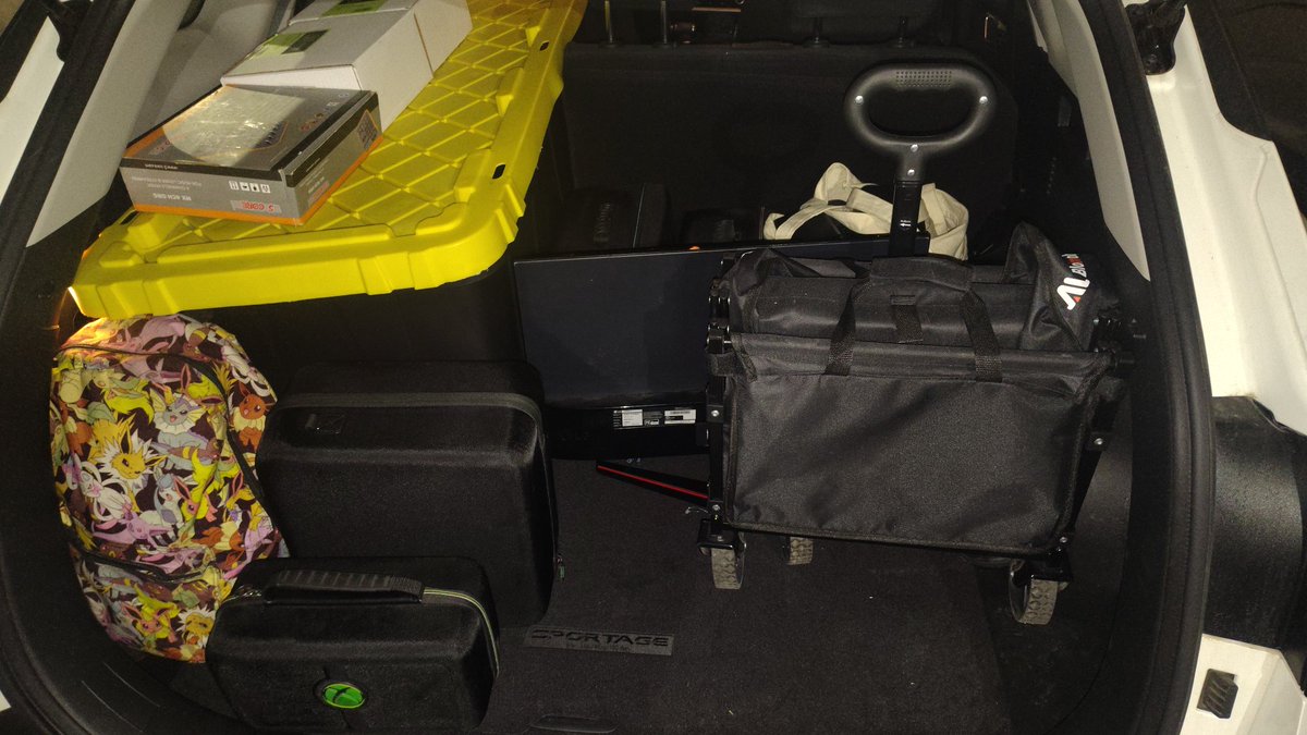 AkitoFGC's tweet photo. This car is a TO's dream. I was able to fit everything for bracket tomorrow with room to spare, and I can have 3 passengers! https://t.co/RX2w2U5NRR