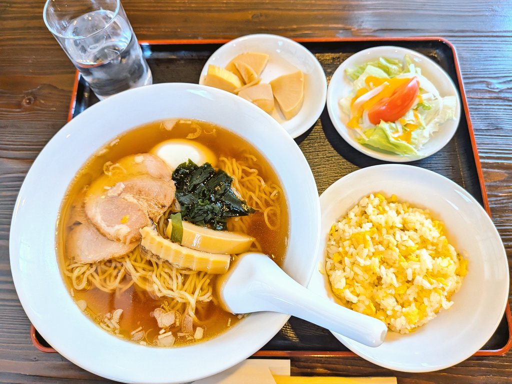 tasku67's tweet photo. 李芳、ランチセット(ラーメン＋半チャーハン)。鶏ガラのすっきりしたスープにツルシコ麺、優しい筍の味わいが美味しい。空気を含みホロッとしたパラ系な炒飯も優しい味わい。コスパ良く美味、ごちそうさまでした。 https://t.co/jkToKEdP6n