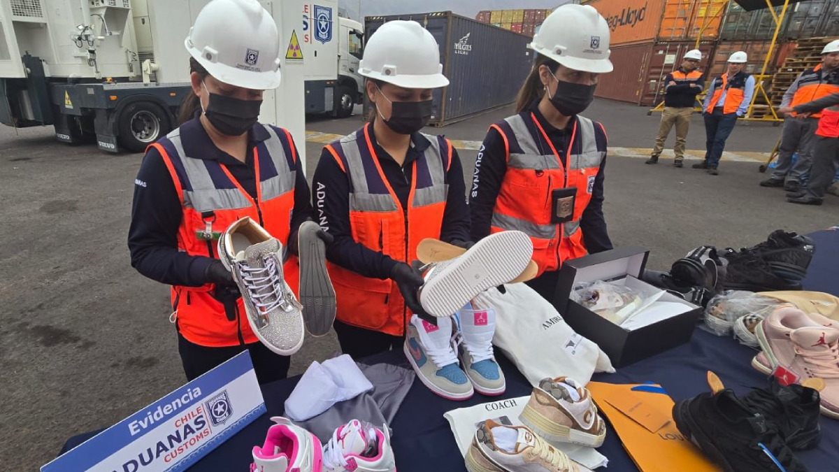 Cooperativa's tweet photo. [Fotos] Aduanas incautó casi 10.000 zapatillas de lujo falsificadas en el puerto de Iquique https://t.co/SRlxarTxK0 https://t.co/NqFfLdcOox