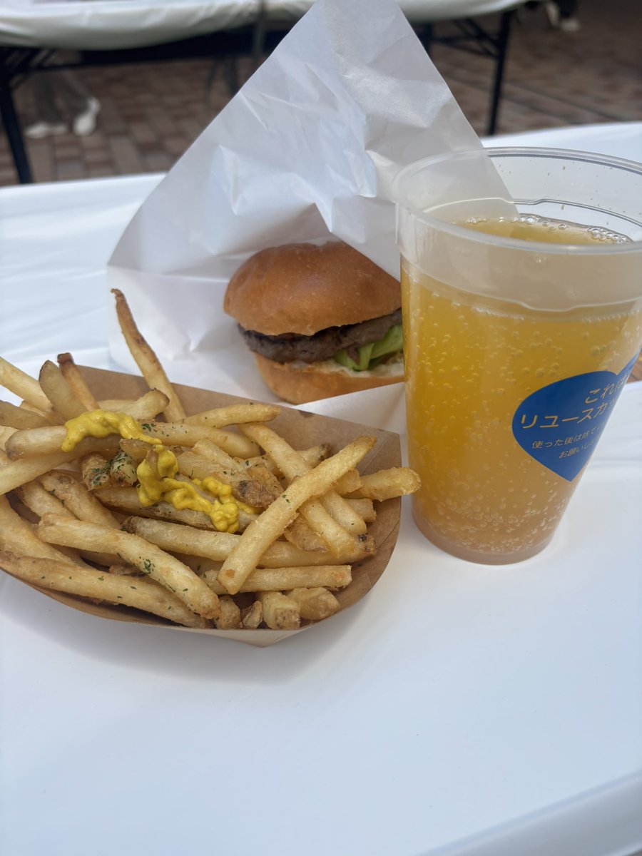 Hitori510ROCK's tweet photo. クラフトビールとバーガー🍔🍺 https://t.co/dJOCSPVdRC
