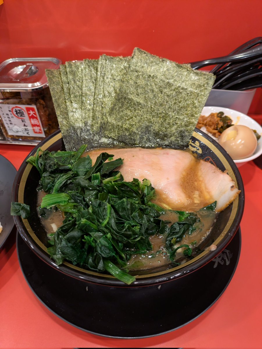 33Splatoon6348's tweet photo. 大輝家直系　大総家神田店
本日グランドオープン訪問
※ほうれん草ラーメン
※ライス
※煮玉子1つ
※オープン記念
濃厚スープが旨い旨い。
燻製チャーシュー薫香抜群で
肉厚があるのにしっとり感抜群
煮豚チャーシューはお箸で
掴めないほど柔らかく旨い。
麺もモチモチでスープが絡んで
噛めば噛むほど麺の旨さが増す。
ユウ代表、高橋部長さん、豊さん
今日は有難う御座いました。
最高に美味しかったです。
ご馳走様でした。　
オープンおめでとうございます。
大輝家グルーブ最高です‼️