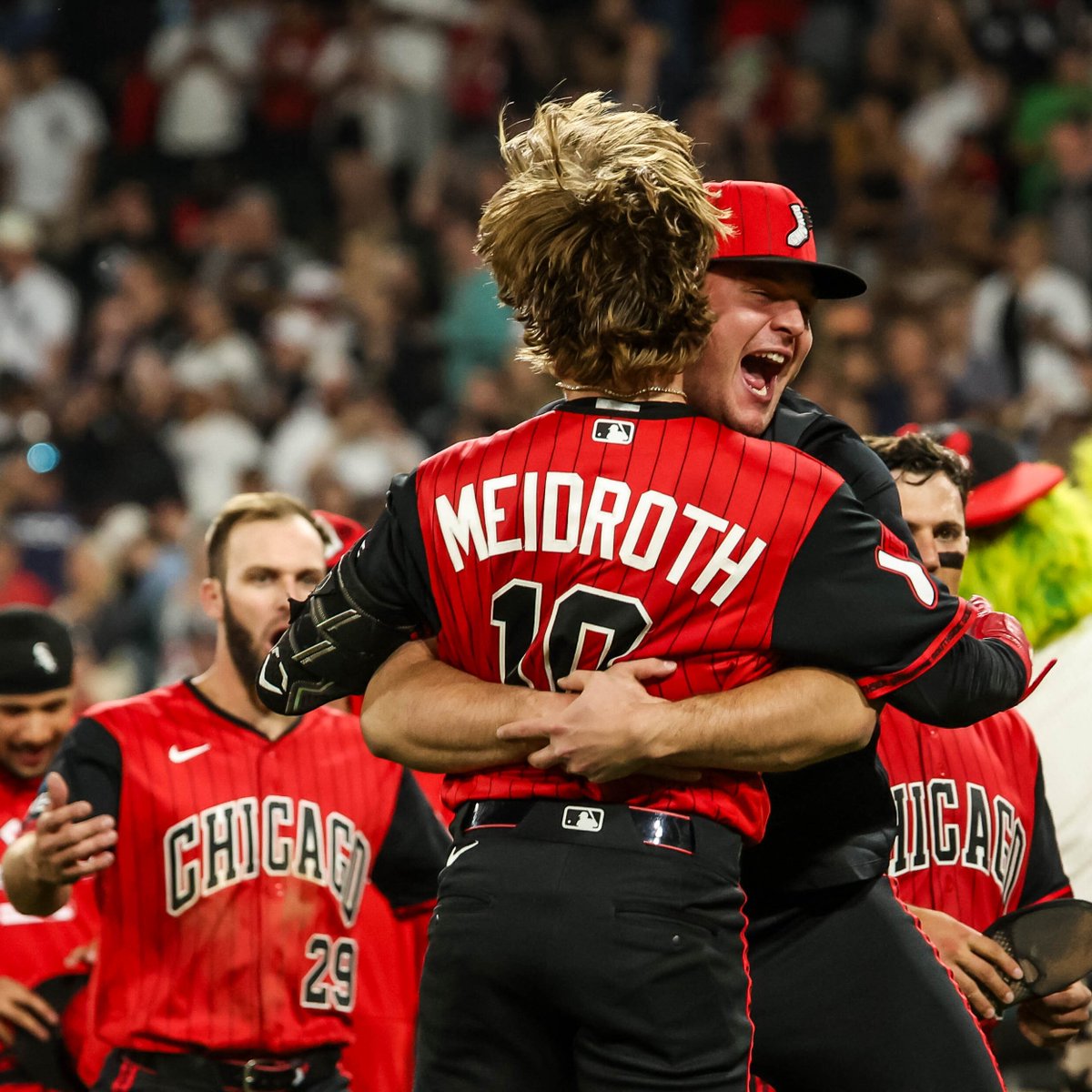 whitesox's tweet photo. BFFs https://t.co/bKJ1kU6VGM