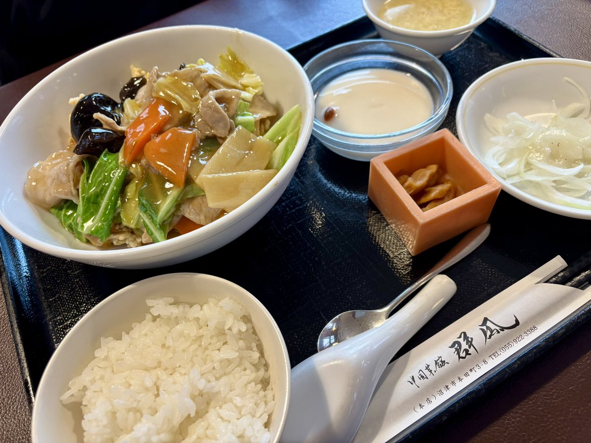 deadbear9's tweet photo. 先日カレーは全てを解決するとか書いたが、あながち冗談でも無いのだ。なにかしら調子が優れない時にカレーやトムヤン、チリコンカンとかのスパイス料理を摂ると、身体と共に気持ちも上向くのを何度も体験している。元気出ない時にはスパイス🫚とハーブ🌿で活性化！
…でも今日は五目おこげですw✨ https://t.co/edOA58xrO3