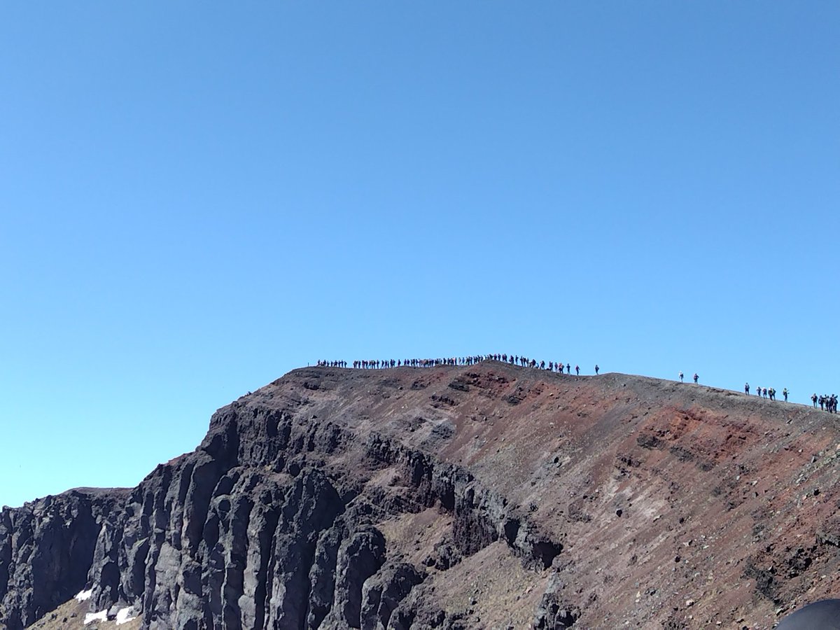 iro_naiyo's tweet photo. 今日の浅間山
山頂でまさかの大行列！
この後まだ伸びます https://t.co/Zc3lpVnIl5