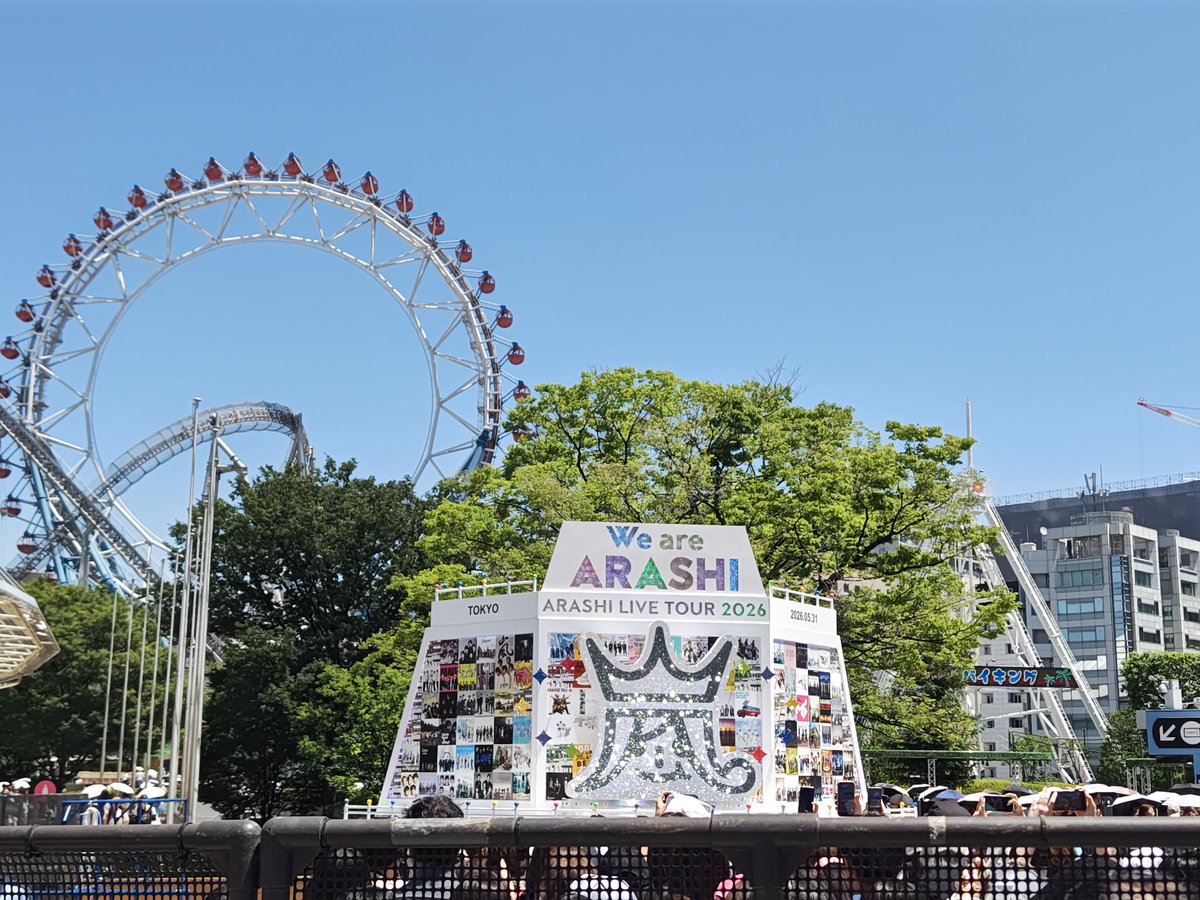TonnkatuMN's tweet photo. 今日は晴れで暑い😲
4月の時と向きが違くて観覧車はいる画角になった✨
ちょっと暗いほうがキラキラとライトきれいに見えそう😍
雨の中、4月頑張ってよかったよ💪
#ARASHI #20260530 https://t.co/Wol43FgxeB