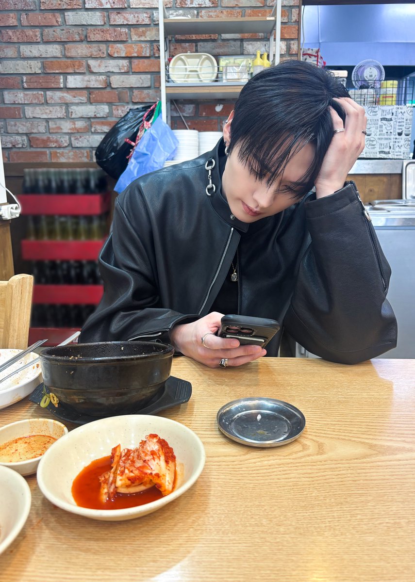 Lee Know pics tweet media