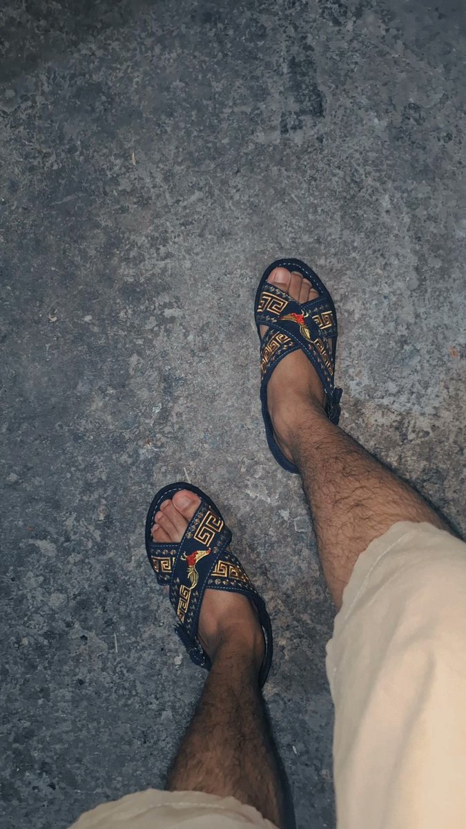 diaz_chuchoo's tweet photo. Estrenando saluditos buen fin de semana un besote #feetfetısh https://t.co/Tp4KKHdOTM