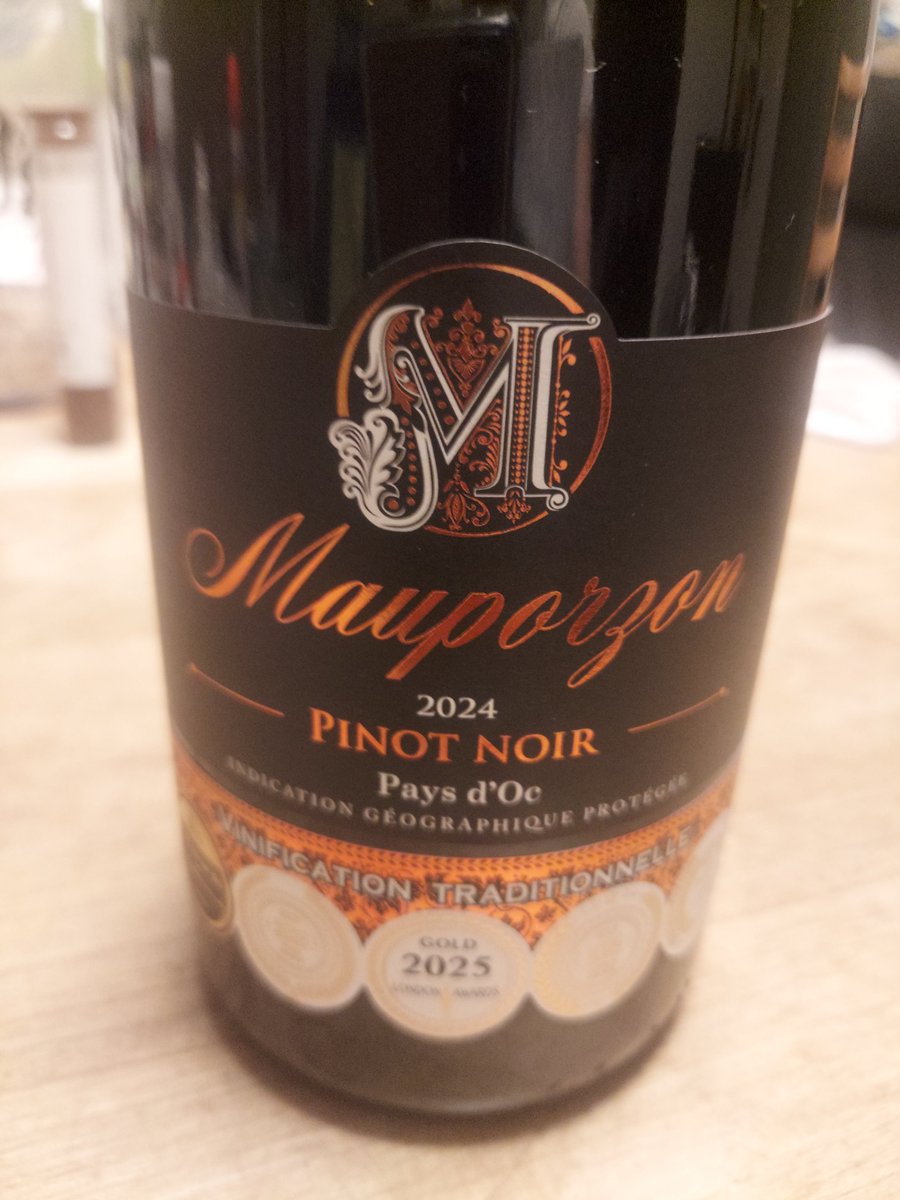 cocomoko2020's tweet photo. ワイン名: Mauporzon Pinot Noir（モーポルゾン ピノ・ノワール）

​産地: フランス / 南仏・ラングドック・ルーション地方（IGP Pays d'Oc）

​ブドウ品種: ピノ・ノワール 100%

800円位　安旨ワイン　ピノらしくない濃いめの色目。香りは控えめ。酸、渋のバランスがよく、気軽にスルスルと旨、旨 https://t.co/pXckhInT44