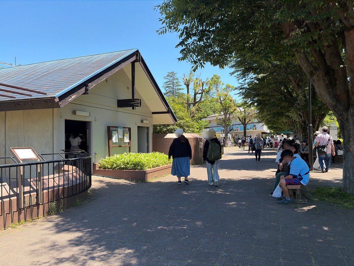 ichikawa_zoo's tweet photo. 5/30(土)12:40
ランチ休憩される方が続々と。
日陰やベンチは結構ありますので
体調に気をつけつつお楽しみください。

特にサル山の最前列で熱心に撮影を続ける方。
暑いのに熱心過ぎて、体調とても心配してますよ。
個別にお声掛けしたいくらいです。

#市川市動植物園 https://t.co/wcqgSk0GsJ