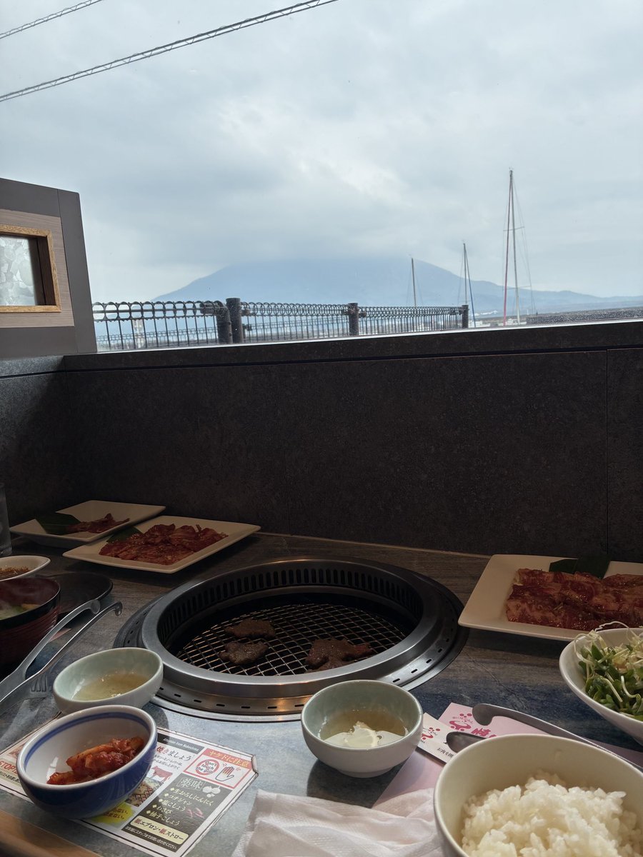 crowblues's tweet photo. 焼肉なべしまは桜島を眺めながら食べられます。 https://t.co/4yCUwdFNwp