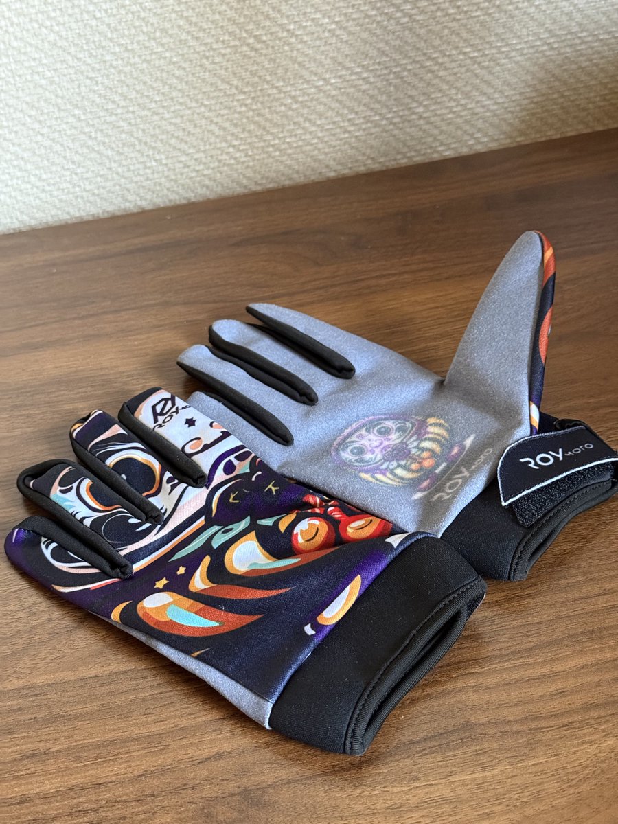 tk1135R's tweet photo. 全日本モトクロスで出品していた331WorkOutMotocrossさんが出店されてたので欲しかったRoyMotoダルマ柄グローブ購入✨
ウェア、グローブ、ゴーグルと派手でオシャレなのに低価格で高品質！！
これからウェア揃えていこうかな👌

https://t.co/xNpEPJeC2Z https://t.co/syYi1UDwSE