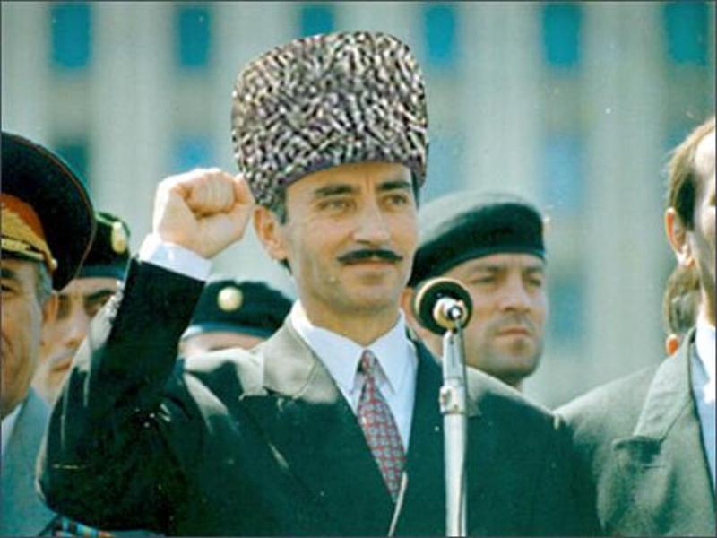 ErkaniHarbiyye's tweet photo. 🔥Her millet, ardına düştüğü şahsiyetlerle kaderini değiştirmiştir. Boşnaklar Alija İzetbegović'in etrafında kenetlenerek bağımsızlıklarını kazandı. Kosovalılar Adem Yaşari'nin yaktığı meşaleyle hürriyete yürüdü. Çeçenler Dudayev'in ardında yürüdükleri yıllarda bağımsızlığın nefesini aldı.

🔥Biz de hocayı yalnız bırakmayacağız. Çünkü böyle bir lüksümüz kalmadı ve artık biliyoruz ki geriye kalan yolların tamamı teslimiyete çıkıyor. Ve bu millet, tarih boyunca teslimiyeti asla kabul etmedi.

🔥Ama oyu az?
Bir davanın asaleti tek kişi kalsan da sonuna dek çarpışmaktan geçer. Rakam elbette mühim ama hiçbir mücadeleye asalet katmaz. Kurtaracak olsa Bedir'de Ebu Cehil'in kellesini, Anadolu'da Trikupis ve Hacianestis'i, Çanakkale'de İngiliz ve Fransızları kurtarırdı.

🔥Sevgili dostlar. İçinizde beni seven, sevmeyen kim varsa şunu iyi bilin. Muhsin Yazıcıoğlu öldürüldü. Öldürüldüğü yere inen helikopter, Kıbrıs yönünde ortadan kayboldu.(Askeri bilgidir) Şimdi bu bilgiyi uçağı düşürülerek öldürülen Libya kurmay heyetinin ölüm şekliyle birleştirin

🇮🇱İsrail'e hava sahamızı kapattık dendiği bir dönemde havaalanının en uzak köşesinde park pozisyonunda duran Libya uçağının dibine park edilen İsrail uçağı vardı ve bu uçak işini yapıp İsrail'e döndü. Hepsi de ispatlı kanıtlıdır ve geçtiğimiz günlerde ifşa oldu. Yani katil aynı yönden geldi. Alâkalı haberi bu twitin altına koyacağım. Birileri korumayı anlaşılan "emin ellere" teslim etmiş

🔥Bugün Yemen ve birkaç ülke hariç tüm Arap diktatörlerini İsrail korur. Hepsi iktidarlarını Mossad şemsiyesine bağladı. Açıktan İsrail'e bağırıp çağıranlar bile bu yoldadır. Bu ülkede kim fetö diye bağırıyorsa en büyük fetö, kim diğerine yahudi diyorsa en büyük Yahudi işbirlikçisi odur. Hırsızı tutun diyen hırsızları biz kirli yüzünden, yalancı dilinden tanırız

🔥Kafkasya kökenlerim ve babamın doğduğu minik Boşnak köyüne rağmen bana da Yozgatlı diyen bunaklar oldu🤔 (Yozgat'a selam♥️) lakin Ümit hoca için Dağ Yahudisi diyenler peki?
Dağ Yahudileri TAT milletindendir

Ümit hocanın geldiği Dağıstan bölgesinde ise TAT yaşamaz. TAT yani dağ Yahudileri Azerbaycan'da yaşar

Sevan Nişanyan da kendisine LAK dedi.
LAK milletindense zaten şeyh Şamilin Kuzey Kafkasya konfederasyonunda yer alan 32 milletten biridir Laklar ve tamamı %100 dindar müslümandır

Üniversitede Prof. Dr. Ayşe Nur Timor'un verdiği Kafkasya coğrafyası dersinde işlediğimiz milletlerdendir. O dersle asla yetinmedim. Bölgeye de gittim ve maalesef kırsaldan çektiğim fotoğraflar sebebiyle sınırdışı edildim

Bu halk nasılsa cahildir inanır diye sizi aptal sananlara inanmayın. Sizden olanları size yabancı göstermek isteyenlerin ipleri İsrail'dedir

Kaddafi'yi de düşürürken Libya halkını da onun Yahudi anneden doğduğu yalanına inandırmışlardı. Münafık mesleğidir bu iftira kültürü.

Ben etno-coğrafya dersleri vermiş ve Dağıstan'da inceleme yaptığım için Rusya'dan deporte edilmiş bir akademisyenim

Laklar %100 Müslüman bir millettir ve diğer adı ise Gazi Kumuk'tur. Kumuklar da %100 müslüman bir Türk toplumudur

Bunları velev ki Lak olsa ne yazar diye yazdım

KALDI Kİ ADAM TÜRK.

🔥Ümit Özdağ bir prof. Sadık Ahmet doktor, Rauf Denktaş hukukçu, Ecevit gazeteci ve Yaser Arafat da mühendisti. Peygamberimizse çobandı. İnsanlara verdiğiniz güç, onların misyonuna inanırsanız geçerlidir. Bu da şüphesiz sizin sınavınızdır

🔥Her durumda ve velev ki yalnız dahi olsak duracak değiliz. Bu mücadele ne makamın ne de rakamın heybetine bağlıdır

Yarın bu milletin kaderini yazanlar bugün omuz omuza duranlardır

🔥Türk milletinin bu son büyük ülkesinin kaderi istemeseniz de artık bir partinin elindedir ve onu sevmesen de desteklemek zorundasın

Sahip olduğunuz her şeyin, evladınızın geleceğinde kaybolmasını değil yükselerek parlamasını istiyorsanız,

Bu yolda olalım‼️

Mücadele zaten Türk'ün binlerce yıllık kaderi. Çünkü belanın ve ateşin içerisinde yoğrulmuş mazlum ve mağrur bir milletten geliyorsunuz

🔥Zafere dek ZAFER diyenler RT edebilir. Kalanları da elbet bizimdir.