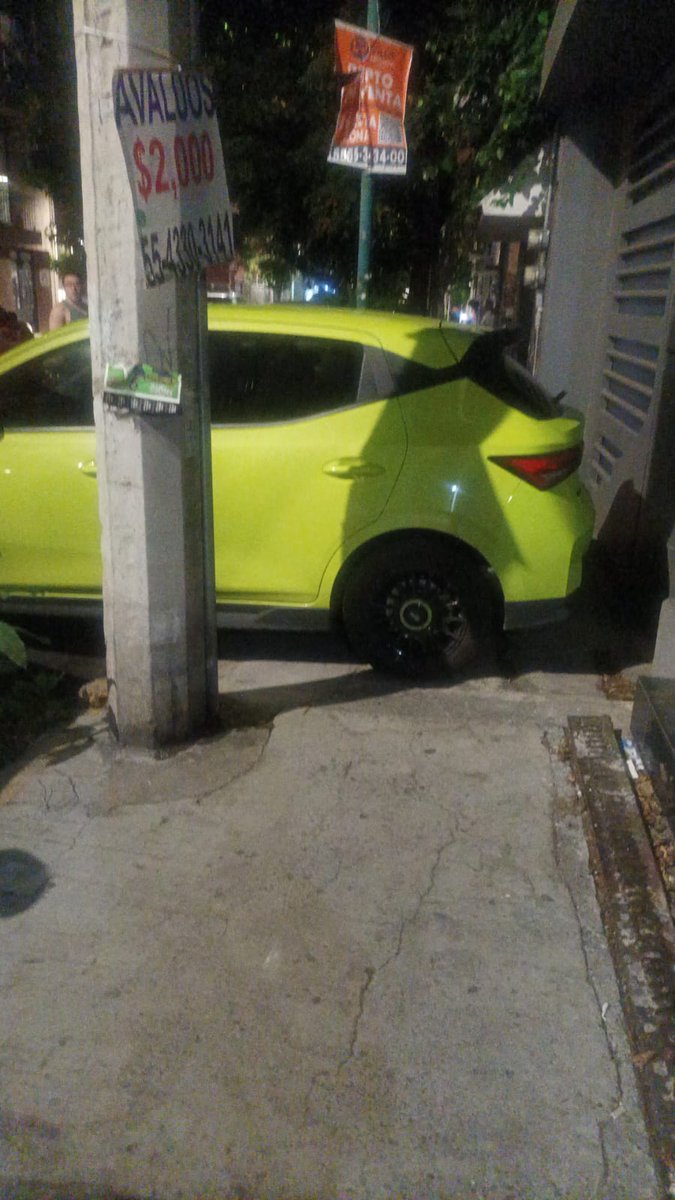 MagdaV's tweet photo. @UCS_GCDMX @OVIALCDMX @BJAlcaldia @LuisMendozaBJ 
¿Nos ayudan con la remoción del vehículo que está sobre banqueta en wisconsin y entre san Antonio y Kansas?@SSC_CDMX https://t.co/9Kiz31u57n