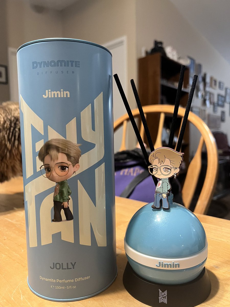 HeatherBenson75's tweet photo. Finally getting around to unpacking my merch from last weekend…. This has to be the cutest reed diffuser ever! It smells like shampoo and sunshine and happiness… very fitting! 💛🌼🥰 https://t.co/71FXUAWuNR