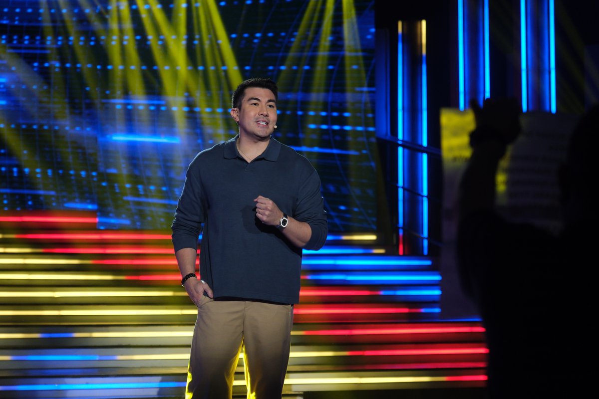 Kapamilya_DOND's tweet photo. Walang tatalo sa Saturday night excitement kapag kasama ang Pambansang Host na si Luis Manzano! #KapamilyaDealOrNoDeal #KDONDEric 💼☎️ https://t.co/pxzvRWMBhH