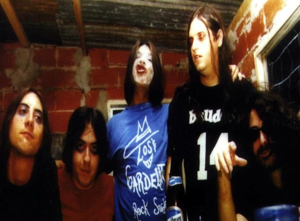 Noti_Ayer's tweet photo. Un 30 de Mayo, pero del año 2002 el hombre que levanto la bandera del punk argentino y que con su personalidad tan cautivante que logro acercar a muchas personas a los escenarios del barrio daba paso a la inmortalidad Ricardo Espinosa, cantante y fundador de Flema. https://t.co/BLoqYzrNUv