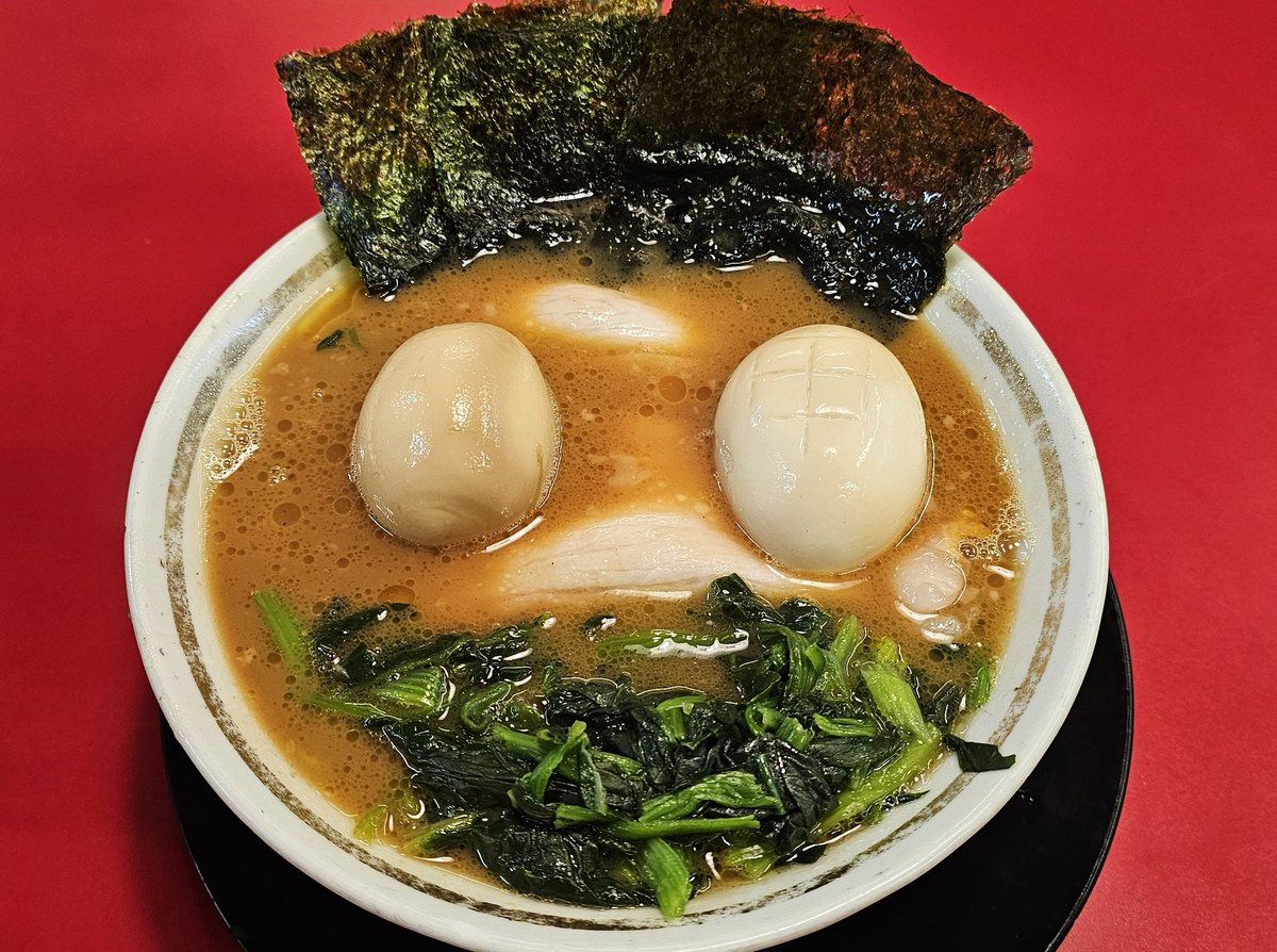 jun_miz1005's tweet photo. 特製ラーメン‼️🍜
…にしようかと思ったけど、海苔も肉も多くて食べきれなそうだったので、普通のラーメン🍜＋初の燻製たまご🥚✨
 #との丸家松飛台店
味玉と燻玉のタマタマ🥚で顔作ってみました🤣w
チャーシューもしっとり柔らかでウマウマ😍
燻玉も薫香がいい感じでめちゃ美味い✨
ご馳走様でした🙏 https://t.co/0SuqZle43T