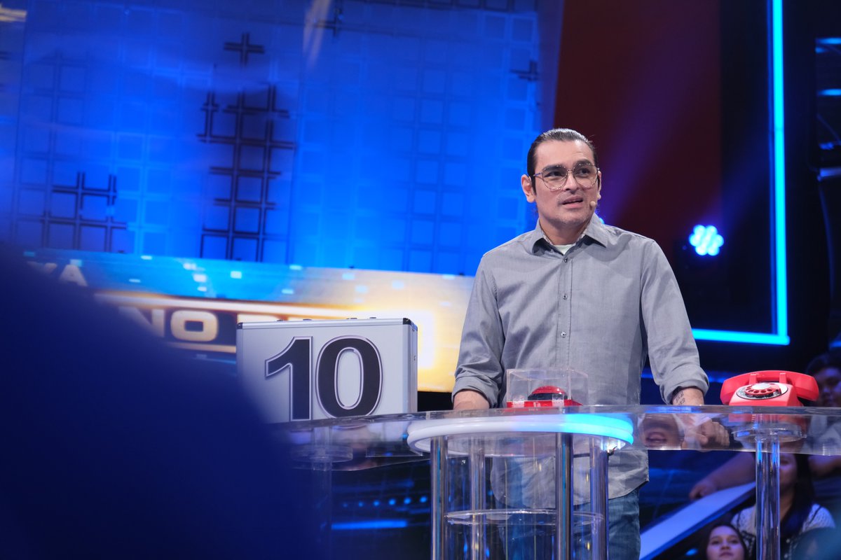 Kapamilya_DOND's tweet photo. Si Eric Fructuoso naman ang susubok sa kanyang swerte tonight sa #KapamilyaDealOrNoDeal! Loyal kaya siya sa briefcase #10 o magdedesisyong magpalit para sa mas malaking pagkakataon? #KDONDEric 💼☎️ https://t.co/RRPDDx5sUh
