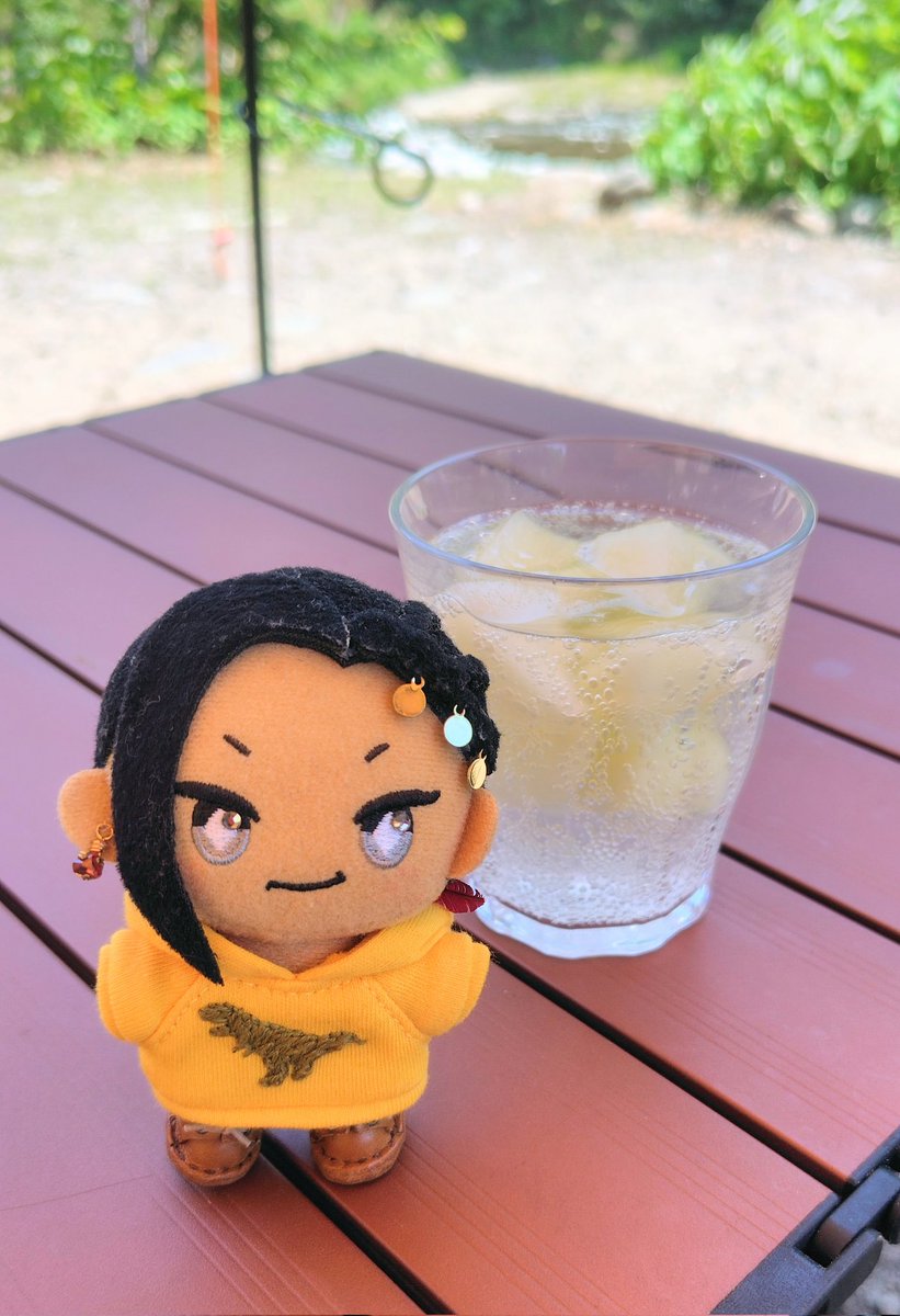 Yatchon_nui_nui's tweet photo. さぁ始めようか！！
今日はラ・フランス🍐
最近無糖レモンサワー×冷凍フルーツにハマっている✨
#twstぬい撮り部 #ぬいキャン https://t.co/1Xan8Groh7