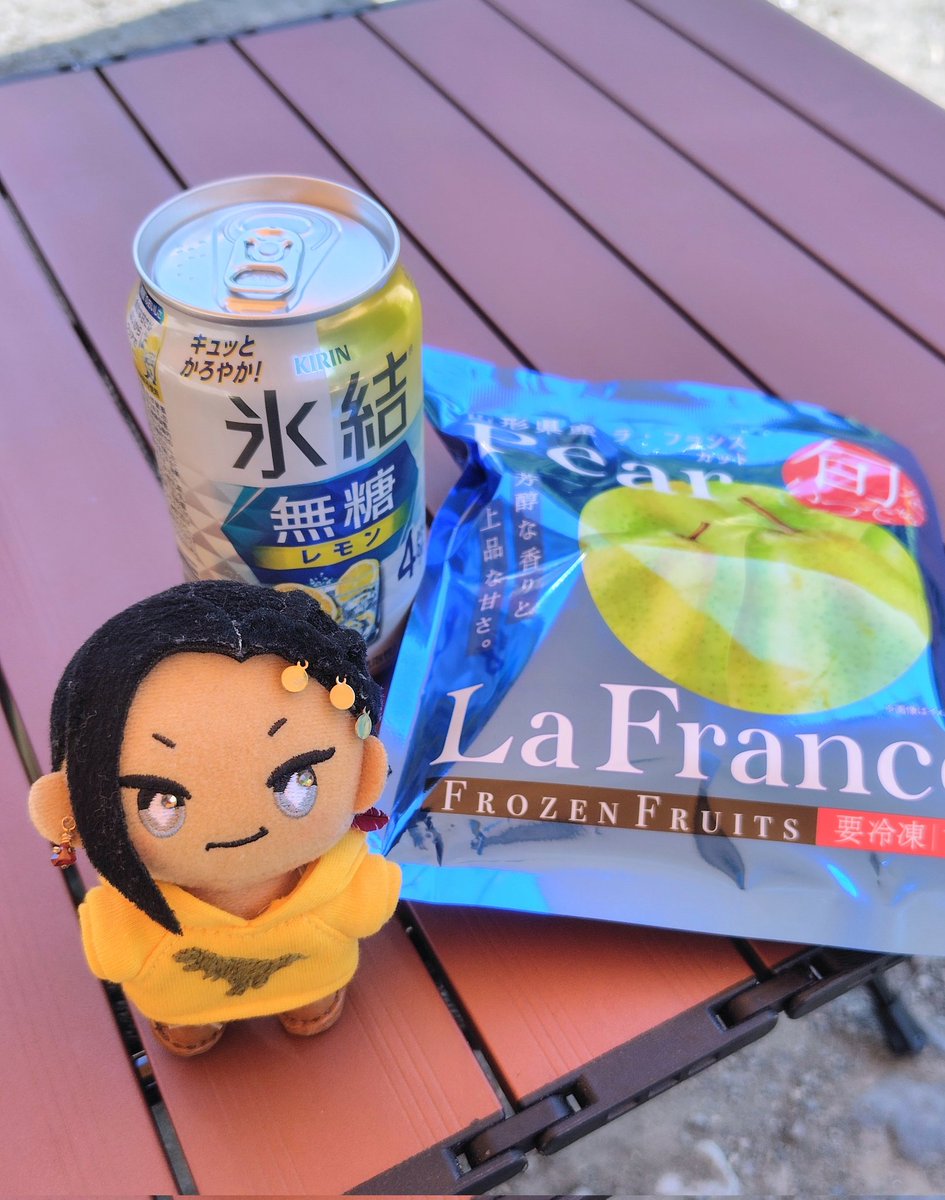 Yatchon_nui_nui's tweet photo. さぁ始めようか！！
今日はラ・フランス🍐
最近無糖レモンサワー×冷凍フルーツにハマっている✨
#twstぬい撮り部 #ぬいキャン https://t.co/1Xan8Groh7