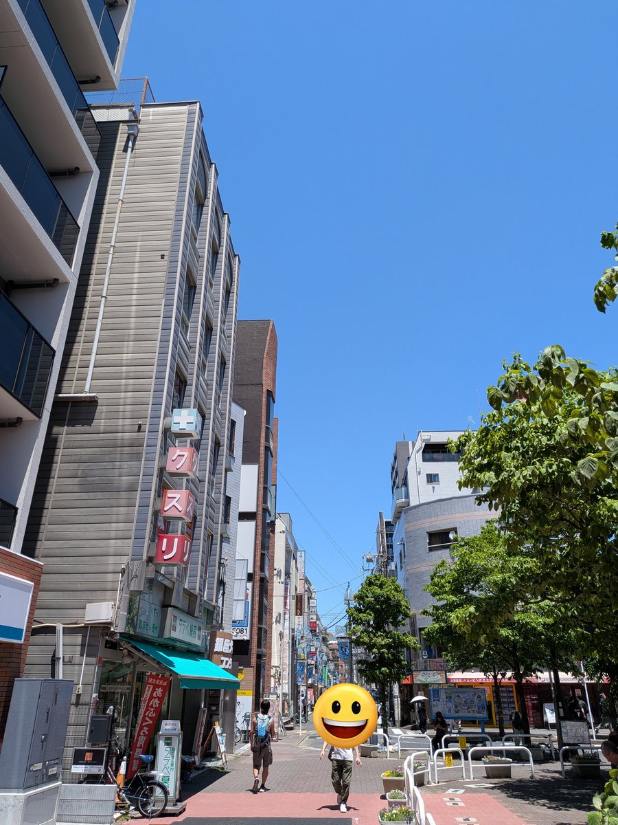 jiro_ichiko's tweet photo. 新丸子駅周辺の商店街を歩き、中東情勢の影響を
「なんでも値上げで大変。それなのに川崎のプレミアム商品券。なんでPayPayだけなの？横浜だって紙と併用だよ？税金でやる事業なのに…」
と町中華、定食屋、花屋、印刷屋さん等から次々と。
全く同じことを議会で伝えたんですが…力及ばずすいません🙇💦
呉服屋さん
「絹とかはまださほど影響ない。着物は丈が合わなくなったら直せるし、色が褪せたら染めれるし、これも母の着物。50年は着れる。SDGs？実は着物は昔から一番エコなのよ」
国産。日本の伝統技術。
海外情勢に左右されない業種が😮
エネルギー、食料自給率、今こそ転換を図るタイミングなのでは？
商売人さんの話は率直だし、勉強になります😌