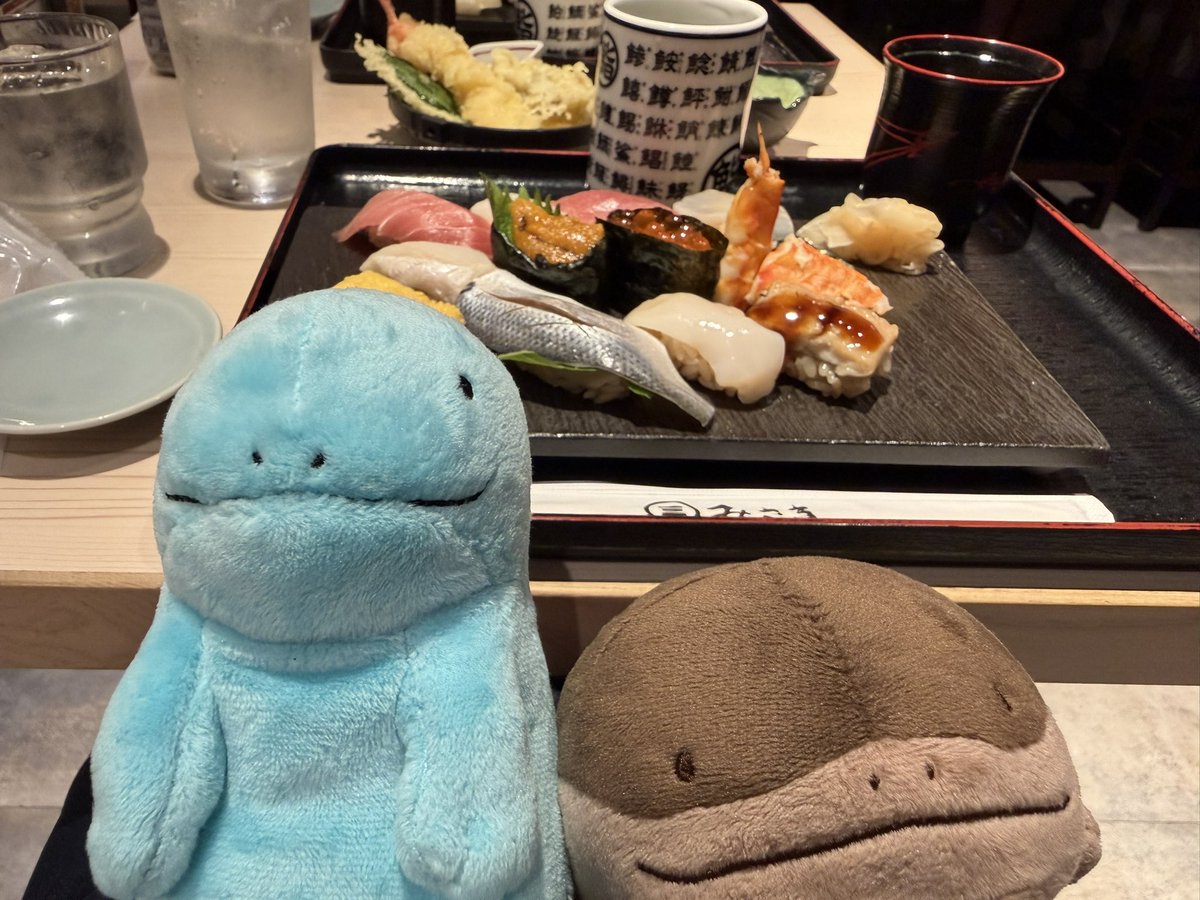 Ryoshi2744's tweet photo. ドオー「1週間頑張ったご褒美にお寿司屋さんだどぉ〜！」

ヌオー「違うヌん！明日に控えたヤドンの主人の誕生日祝い第2弾ヌん！」 https://t.co/WyFWe633ZY