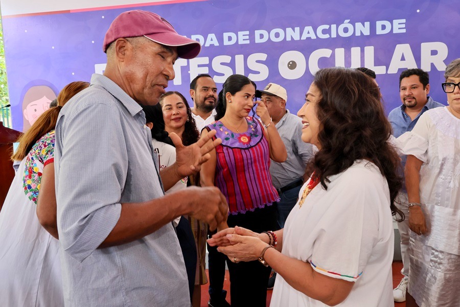 Miguel_A_LunaLo's tweet photo. Con entrega de 41 prótesis oculares, DIF Oaxaca mejora la calidad de vida de oaxaqueñas y oaxaqueños

• La 19ª Jornada de Prótesis Ocular permitió beneficiar a personas provenientes de 10 municipios de las regiones Costa, Sierra Sur e Istmo de Tehuantepec 

San Pedro Mixtepec, Oax. 29 de mayo de 2026.- Las condiciones de vida de 41 personas provenientes de 10 municipios de la entidad, mejoraron con la 19ª Jornada de Prótesis Ocular, encabezada por la Presidenta Honoraria del Sistema para el Desarrollo Integral de la Familia (DIF) Oaxaca, Irma Bolaños Quijano.

“Creemos firmemente que servir significa mirar de frente las necesidades de las personas y actuar con sensibilidad y responsabilidad. Por ello, seguiremos impulsando acciones que acerquen servicios de salud, rehabilitación y atención especializada a quienes enfrentan mayores condiciones de vulnerabilidad”, expresó Bolaños Quijano desde San Pedro Mixtepec. 

Durante tres días, las personas beneficiarias recibieron atención especializada que contribuirá a mejorar su bienestar, fortalecer la autoestima y favorecer la inclusión social.

Esta jornada fue posible gracias al trabajo coordinado entre el organismo estatal, el Programa Extramuros de Prótesis Oculares de la Universidad Nacional Autónoma de México (UNAM), y DIF Municipal de San Pedro Mixtepec. 

Las y los favorecidos son provenientes de los municipios: Santa María Huatulco, Santiago Pinotepa Nacional, San Andrés Huaxpaltepec, San Juan Cacahuatepec, San Pedro Mixtepec, Santa María Colotepec, Santa María Tonameca, San Jerónimo Coatlán, San Pedro Huamelula y Santo Domingo Tehuantepec.

Con estas acciones, el Sistema DIF Oaxaca trabaja por un Oaxaca más incluyente, humano y con mayores oportunidades para todas y todos.
#GobiernodeOaxaca #SalomónJaraCruz #Dif #IrmaBolaños
@DIF_Oaxaca @Irma_BolanosOax @salomonj @GobOax