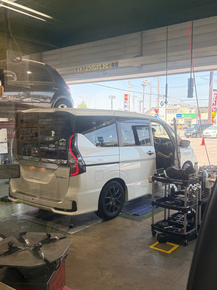 PJazzcamp's tweet photo. バッテリー、交換しちゃうよ🙈
最近の車、電圧とか電流とか閾値がシビアすぎる。そしてセルを回す事も無くエラー表示。
そんな訳で #YelloHat  にバッテリー交換しに来たよ。 https://t.co/FVHVFEi3R4