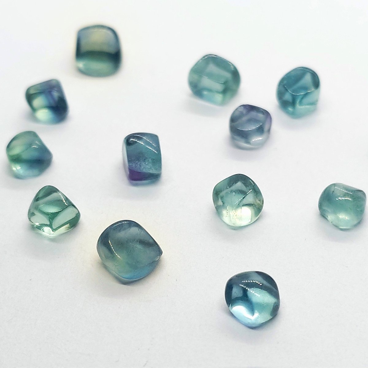 ◇新作◇ 海の雫 フローライトの一粒ピアス つるんとした質感と涼しげ