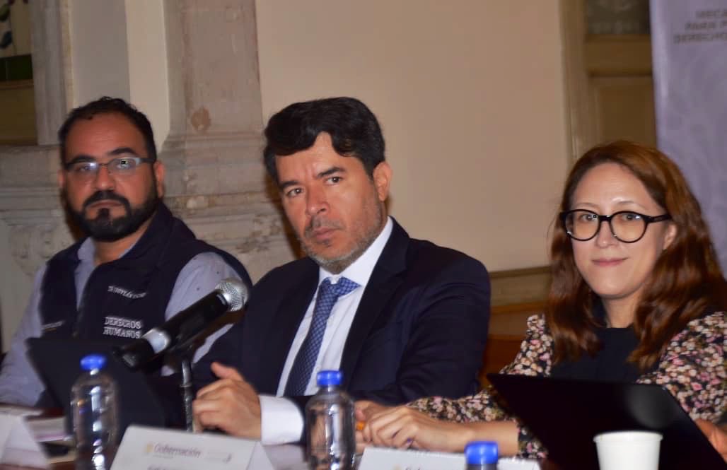 arturomedinap's tweet photo. Participamos en la 156ª Sesión Ordinaria de la Junta de Gobierno del @Mecanismo_MX, donde revisamos y analizamos los planes de protección para personas defensoras de #DDHH y periodistas, con el objetivo de fortalecer las acciones de prevención, atención y coordinación interinstitucional, así como garantizar la #LibertadDeExpresión.

Contamos con la presencia de la directora de Derechos Humanos de la @SegobCoahuila, Jafia Pacheco Valtierra, a quien agradecemos mantener la coordinación para brindar acompañamiento institucional a estas poblaciones.

Asistieron la fiscal especial para la Atención de Delitos cometidos contra la Libertad de Expresión de la @FGRMexico, Ruth Zenteno López; el titular de la Unidad para la Defensa de los Derechos Humanos, @elfroyenciso; la directora general del #Mecanismo, @tobyanneLR; la embajadora del Servicio Exterior Mexicano de la @SRE_mx, @feller_jennifer; y el director general de Derechos Humanos y Democracia de la Cancillería, @cevillanue.

Asimismo, acudieron representantes del @CMecanismo, @SEMARNAT_mx, @SSPCMexico, @ONUDHmexico, @GN_MEXICO_, @CNDH y @spf_sspc.