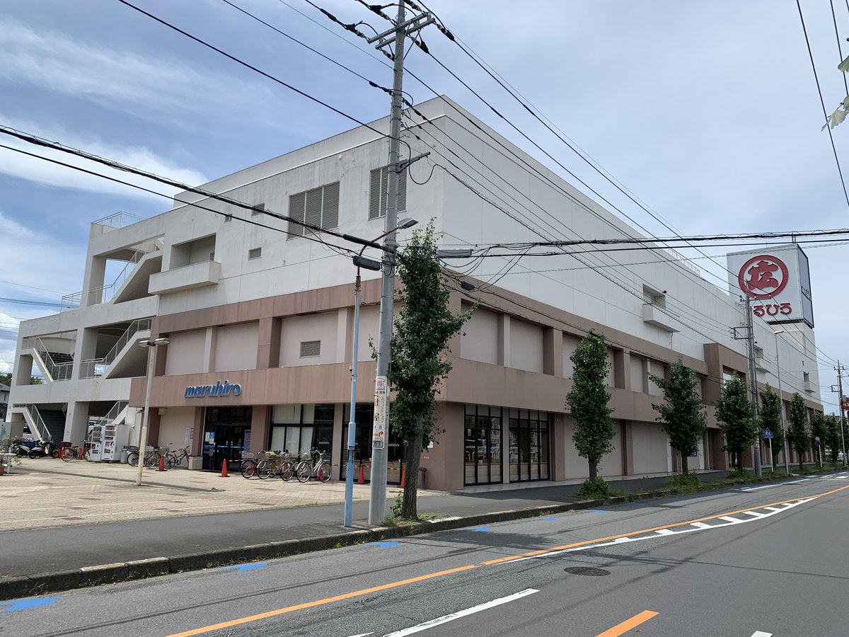 slope_express's tweet photo. 閉店した百貨店（56）丸広百貨店坂戸店

埼玉県坂戸市・北坂戸駅から徒歩10分のところにあった、なぜこんなところに百貨店が？？状態のポツンと百貨店。
2002年にダイエー坂戸店の居抜き店舗として誕生したため、丸広百貨店になっても古いダイエーと変わらないような店舗構成で、さすがに令和の時代に生き残るのは厳しかったか、、、2022年8月閉店。
建物は解体され現存せず。跡地はコープに。
