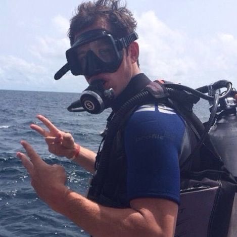 cidneysrosbywag's tweet photo. BREAKING: Evgeni Malkin dives deep into the ocean and accidentally discovers Alien Technology. https://t.co/ksq6hOChJs