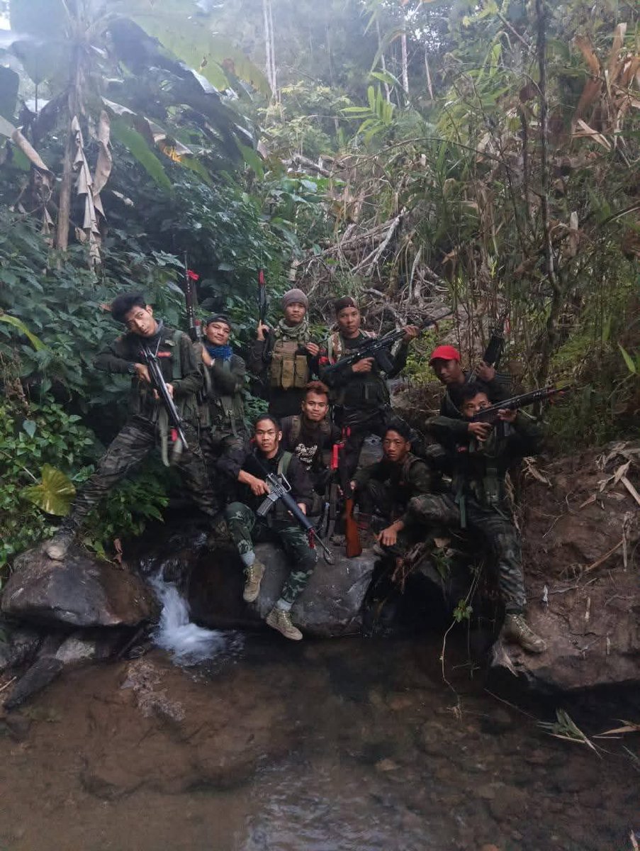 Senseiitachi7's tweet photo. @Paokho4231 These are all Kuki youth pretending to be village volunteers, armed to the tooth by foreigners https://t.co/F1uCs4xWJ5