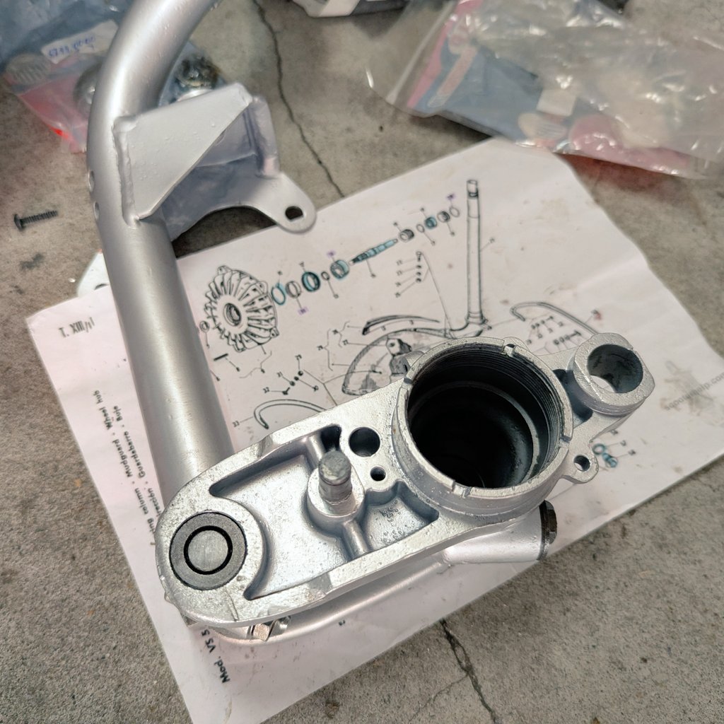 antique_cube's tweet photo. 本日は、Nari-worksにてのんびりGS160を組む♪(´―｀)
フロント廻りとフェンダーにモールとクレスト取付け♪
緊張の穴あけw

#Vespa
#160GS https://t.co/tpA2pit8gF