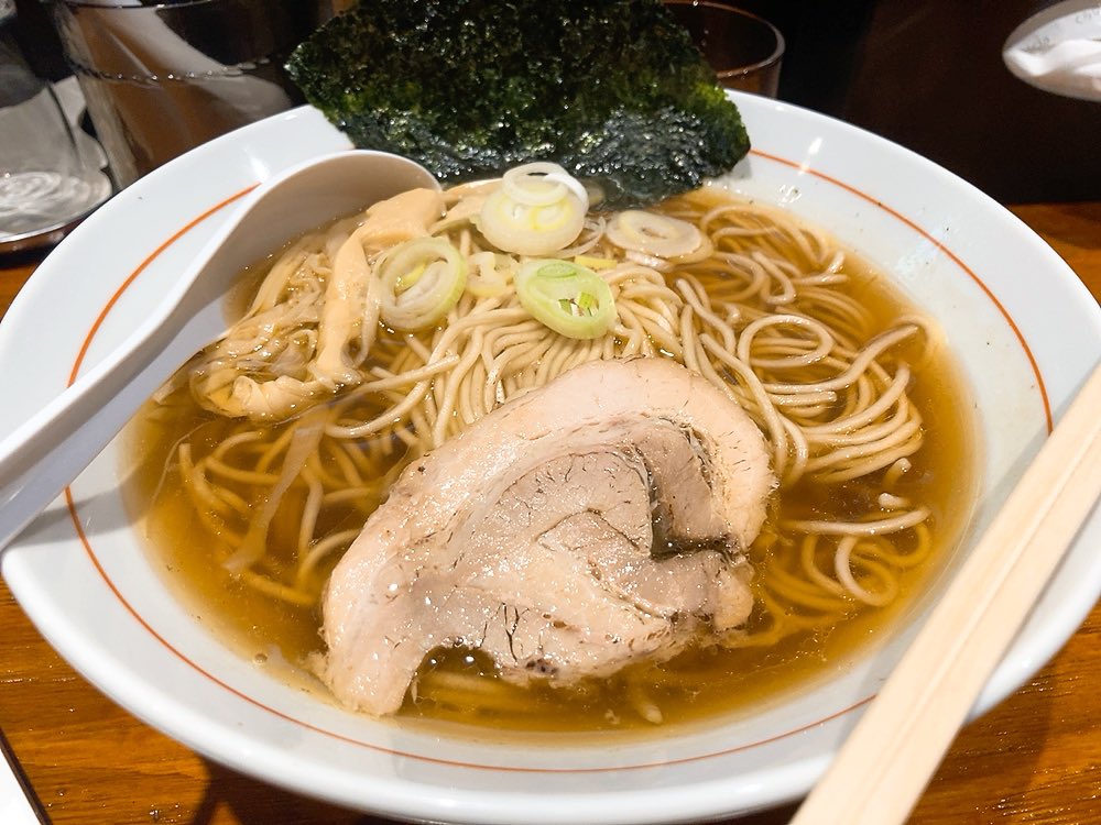 maveric4862's tweet photo. #仙台市 青葉区二日町にオープンした『#つるちゃんラーメン』で麺活🍜
オーダーは『つるちゃんラーメン大盛(1,000円)』「ちゃん系」ではないみたい。
麺は、加水率低めのパツパツ中細麺😁
煮干し香る琥珀色のスープは、塩味強めのあっさり淡麗スープ😋
#仙台ラーメン 
#宮城ラーメン https://t.co/QamNGywjqi