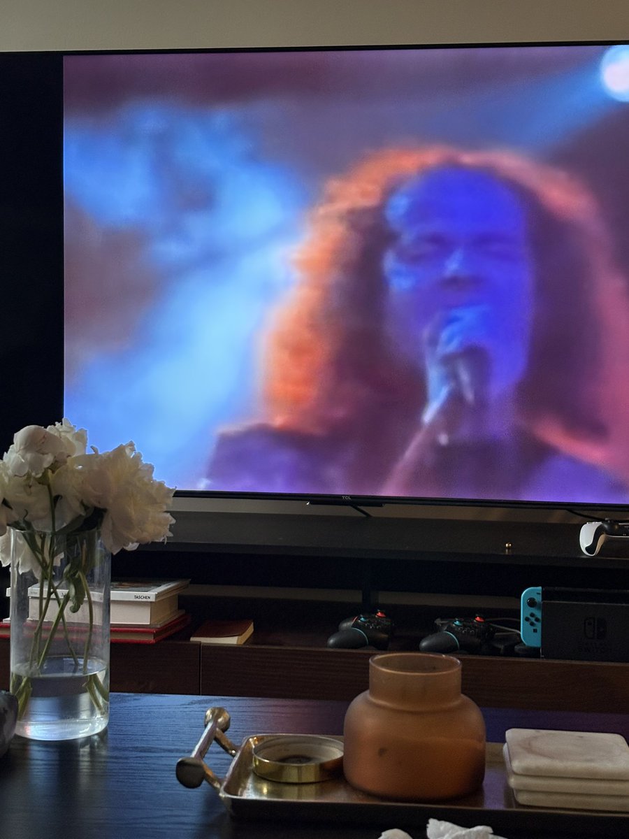 AcevesRubi's tweet photo. Tequila con agua mineral y escuchando Scorpions💘💘💘. 
Quizás soy el alma de un señor de 50 años, atrapado en el cuerpo de una mujercita https://t.co/VrgUakH5BN