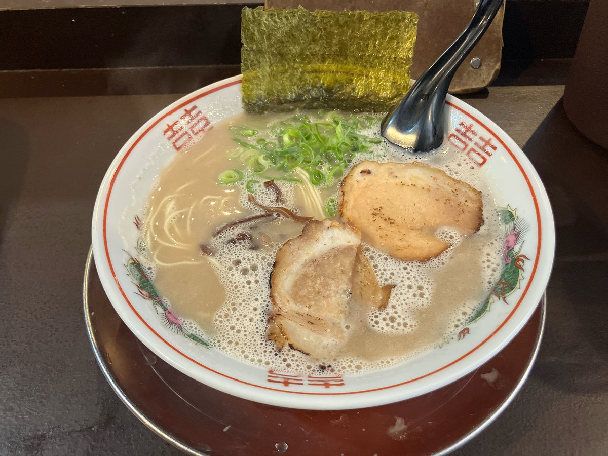 Yururi_Ramen's tweet photo. [今日の一杯🍜]

「博多らーめん しん」とんこつラーメン¥950＋替玉ハーフ¥120

しっかりと店炊きされたスープに極細麺が絡む一杯は豚骨の旨味をしっかり感じ豚骨欲を満たしてくれるもの！！この手にしては厚めな焼豚もほろりと柔らかで美味🙆‍♂️
ヤワ麺にした替玉はスープとの一体感が抜群！ https://t.co/cnRMeD9npx
