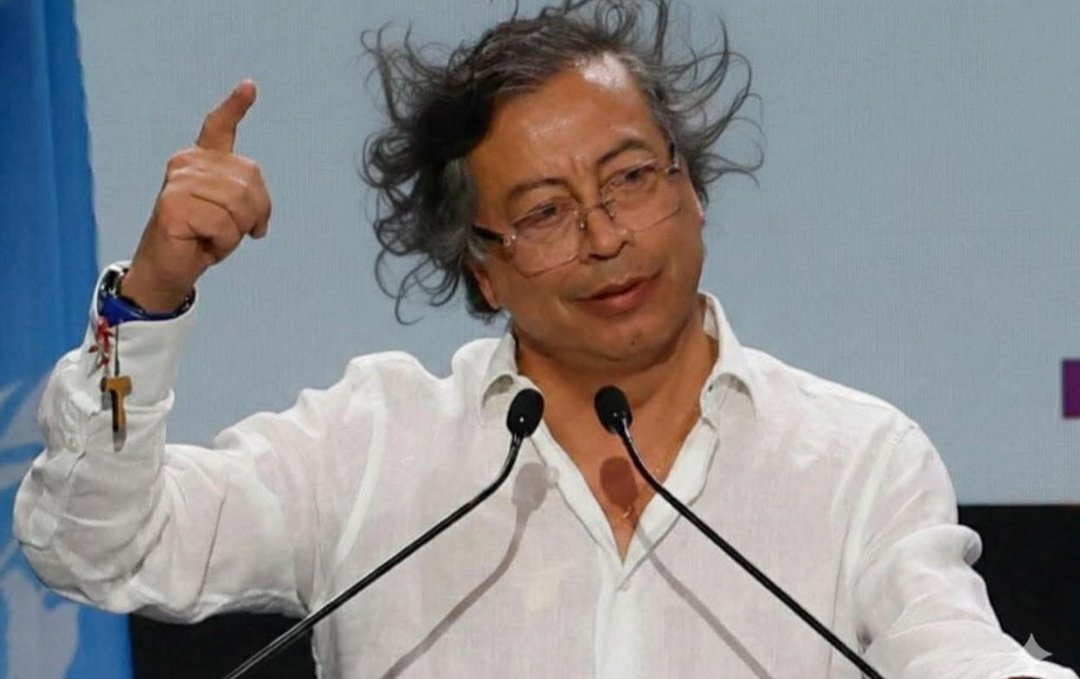 Autor__X's tweet photo. Cuatro años, y no desmovilizó al ELN, y no disminuyó las masacres, y no acabó con la corrupción, y no llevó agua a la Guajira, y no hizo ningún tren para unir a Burnaventura y Barranquilla, y no construyó ni mierda, solo fueron cuatro años de amenazas, babas, pedos y mierda. https://t.co/k12WV2B1r7