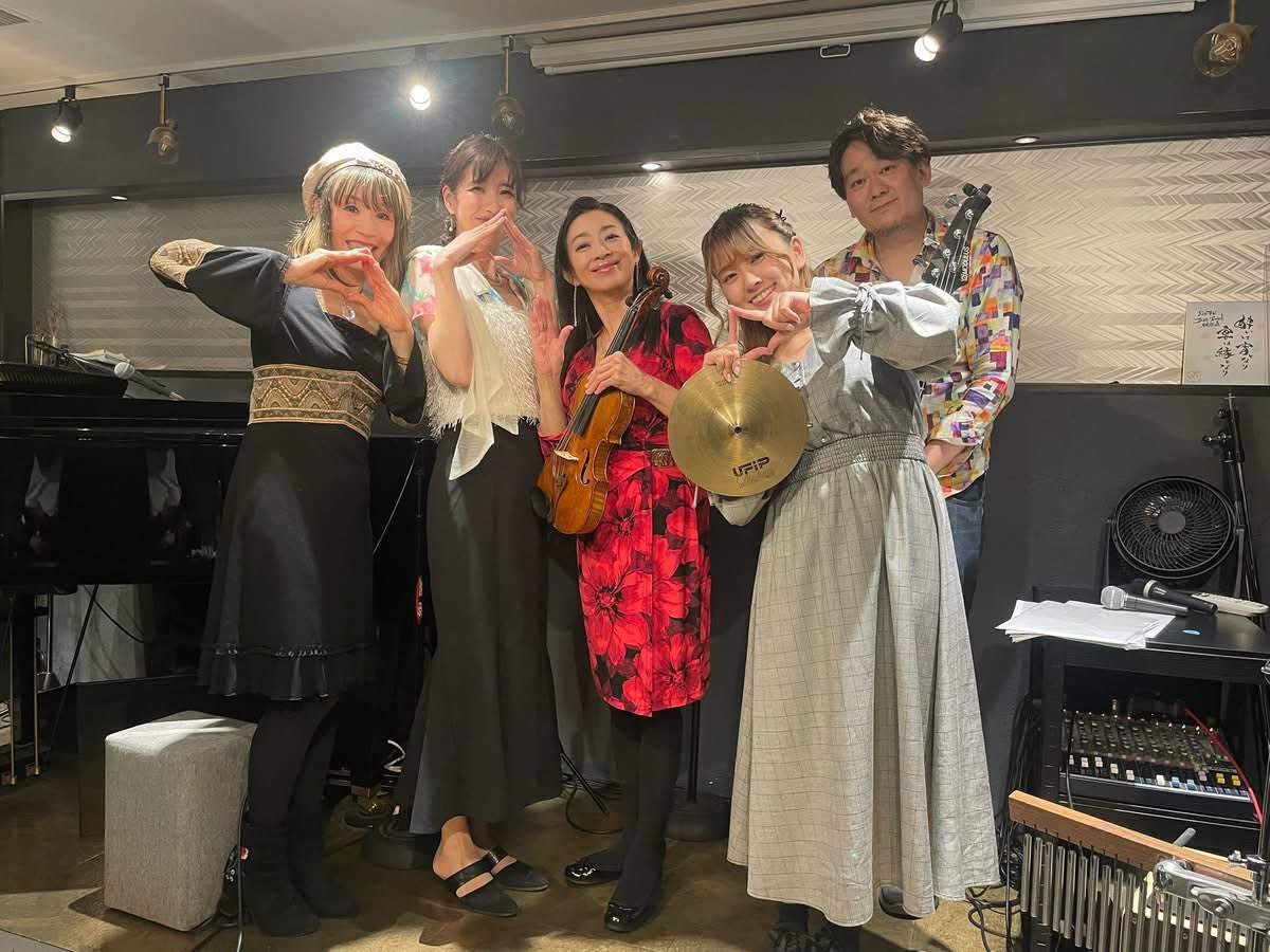RioOsawa's tweet photo. ずいぶん前ですが吉光寺智子さんとのライブどれもとても楽しかったです💕
チャーリーズバー2回とおむすびには里見紀子さんゆうやんと三好さんリズム隊も入りました
満員御礼本当にありがとうございました🌸 https://t.co/f1k009XeYO