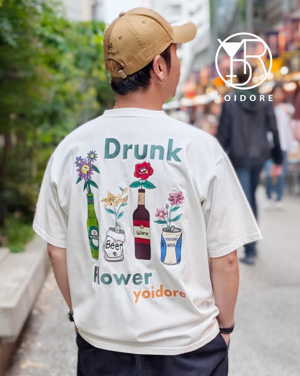 yoidoreofficial's tweet photo. 花だって酔いたい時もある🌼
No.826211 “ 酔っ払いフラワーTEE ”

（CO₂）と（水）だけじゃぁ、いいブドウ糖は作れねぇ。
たまには日光浴しながら好きな酒に浸るのさ😁

6CO₂ + 6H₂O +BEER⇒ C₆H₁₂O₆ + 6O₂ ！！

ONLINE STORE
https://t.co/FN1wHYIJLA https://t.co/ebdADOCkub
