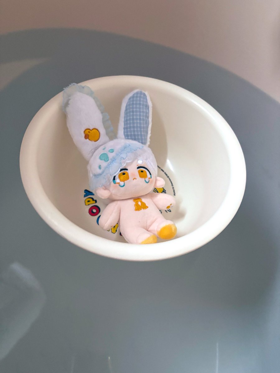 aoi_azisai's tweet photo. おくと(@8pus_8)さんデザインのあひうさです🐤
good design賞すぎるかわいすぎるうさちゃん🐰
お風呂に住んでいます🛁 https://t.co/j0FqPr0I2a