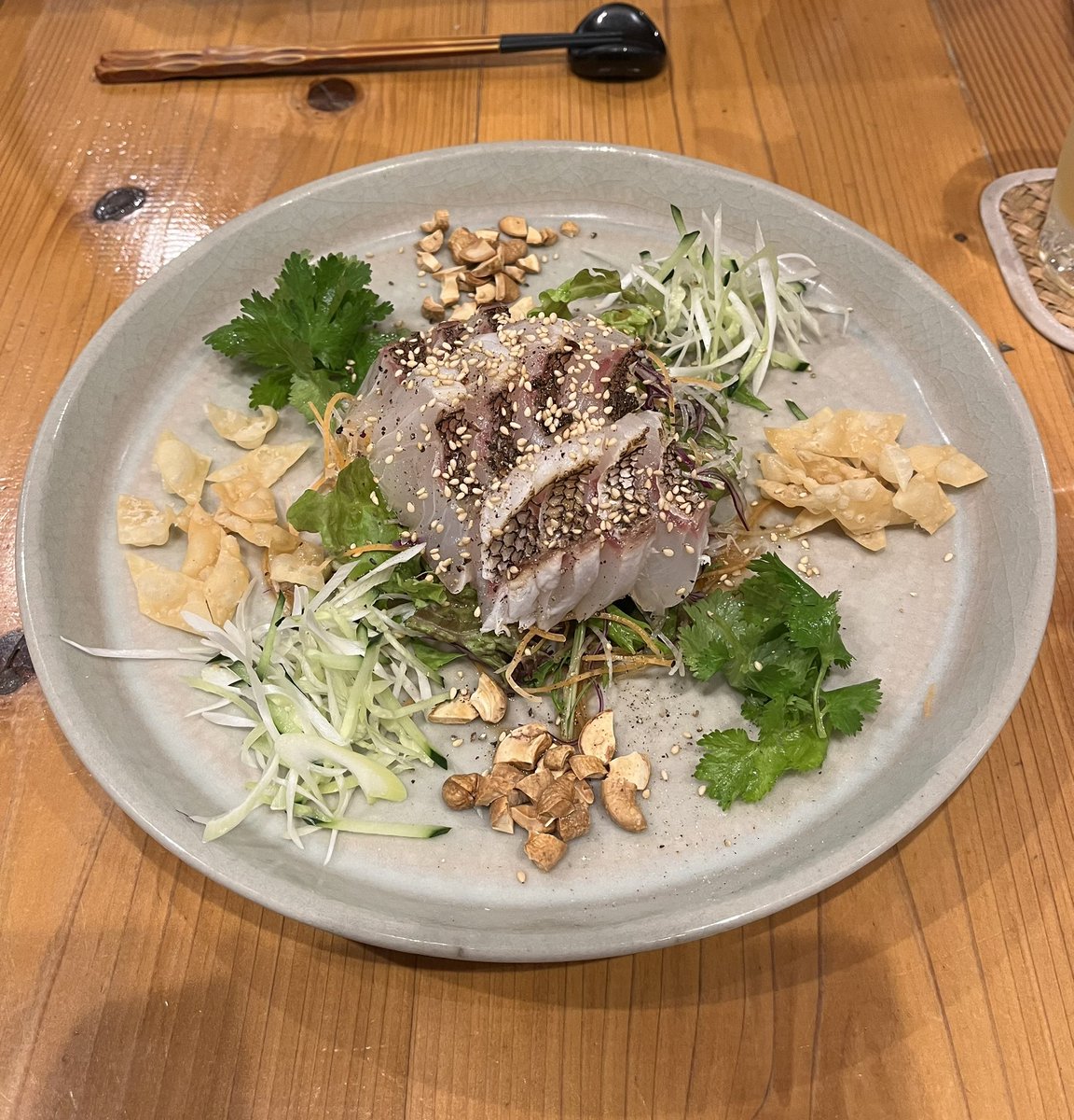 Astraia_leaf's tweet photo. 昨日は19:30に事務所を出たのですが、明るくてびっくりしました🫢。

日が長くなりましたね😄。

晩ごはんは中華料理でしたが、鯛のオードブルを持って来てくださった時に店員さんが、
「これを混ぜてお出ししますが、写真を先に撮っておかれますか❓」
と聞いてくださり、撮らせて頂きました😋。 https://t.co/7Ia0RydzmC