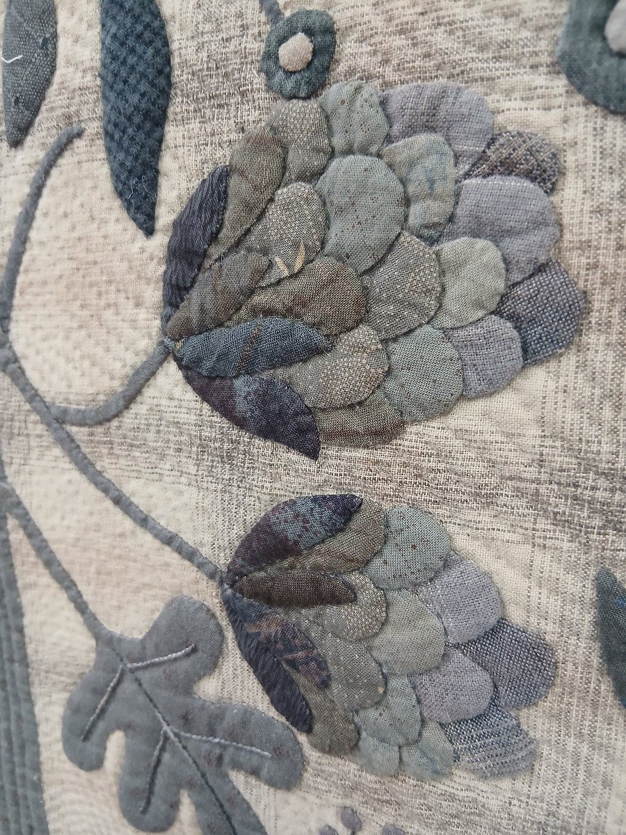 quilt_party's tweet photo. ｢青いとんぼ｣いよいよ作り始めましたか　図案を写し終わったところですか　教室に展示中の実物をアップで撮っておきました　参考までに https://t.co/BX6lZZiCUP