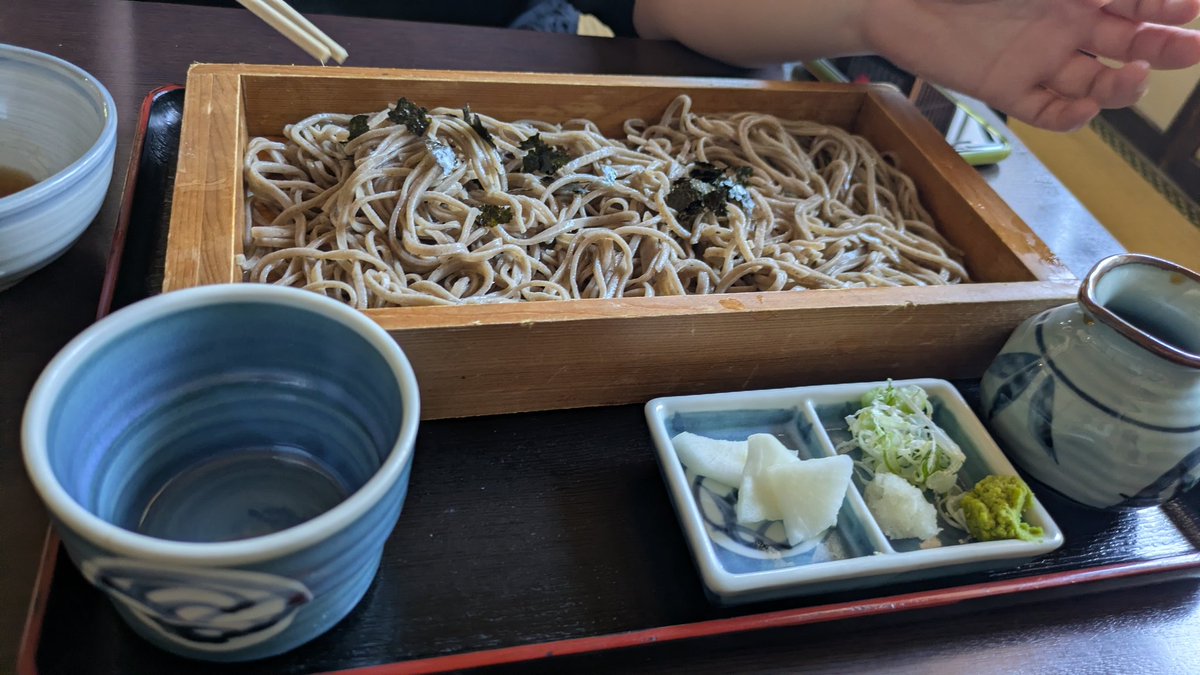 try48234988's tweet photo. 山形イン！
人生初の天保そばからスタート☺️
妻が冷たい肉そばを欲した為どちらもある伊右ェ門さんへ。
天保そばのかおりと甘みは唯一無二な気がする。とても気に入りました！
田舎ざるそばの方も祖父の打った物に近くて最高🤤
4歳の息子が天保そばをいたく気に入り大半を食べられてしまった笑 https://t.co/HoEen8RqI2