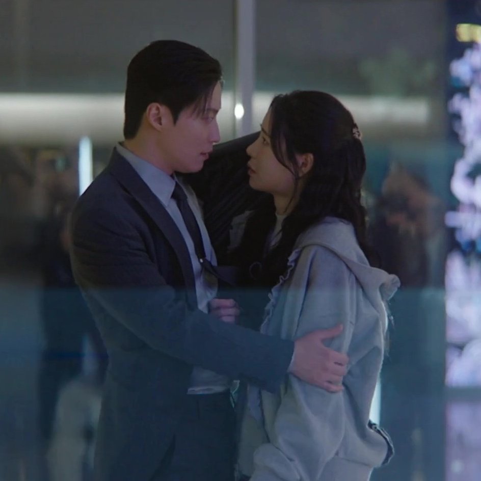 ramblingsofafan's tweet photo. Segye shielding and protecting Seori (with his clothes) in every lifetime, be it from the the rain or the entire world.
#MyRoyalNemesisEp8 #MyRoyalNemesis https://t.co/yqyqOlBJo4