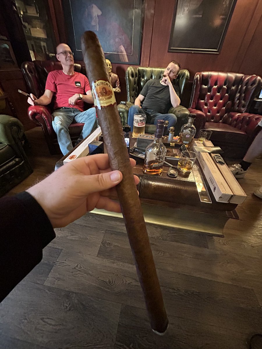 London Cigar Smoker tweet media